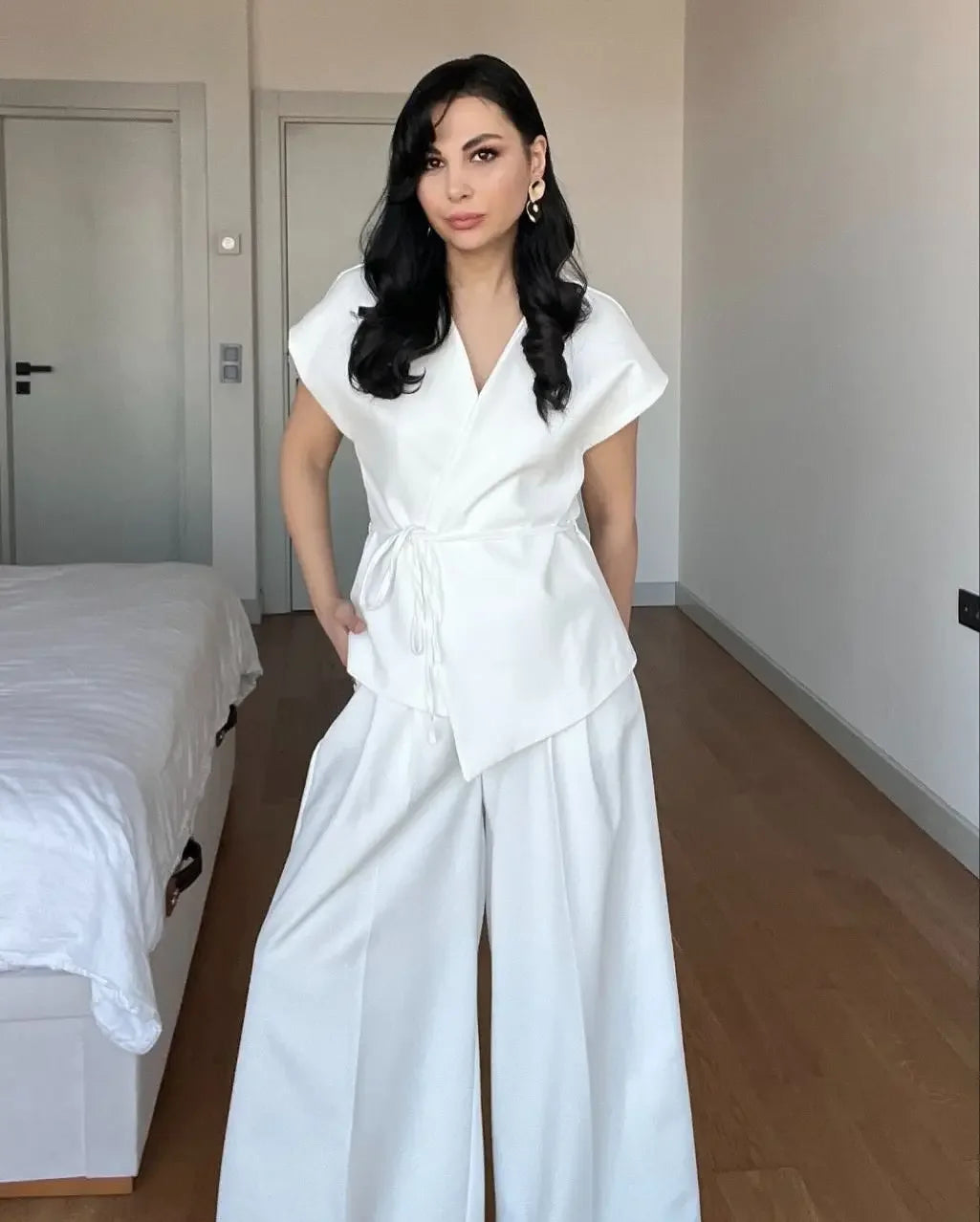 Blusa de escote en V y pantalón de pierna ancha