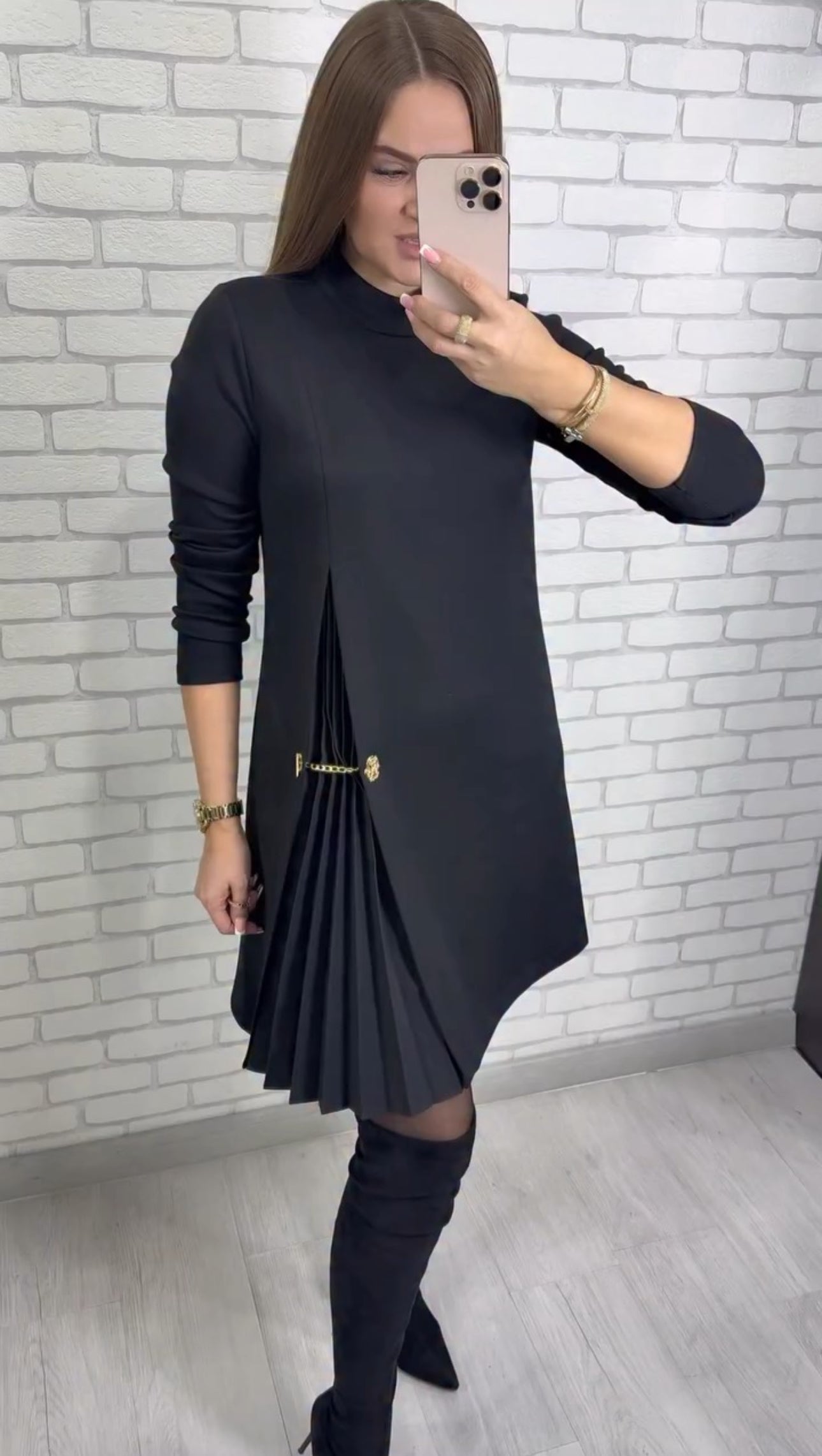 Vestido Plisado con Abertura