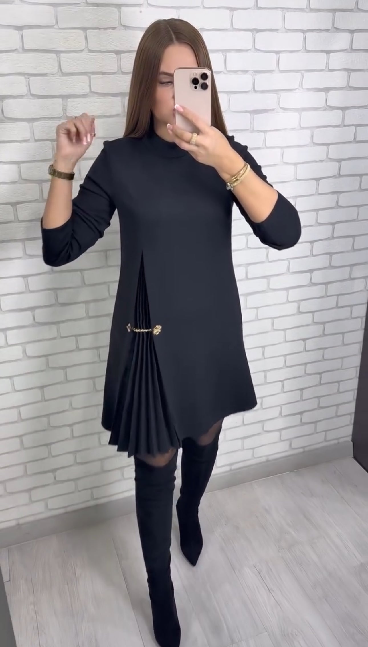 Vestido Plisado con Abertura
