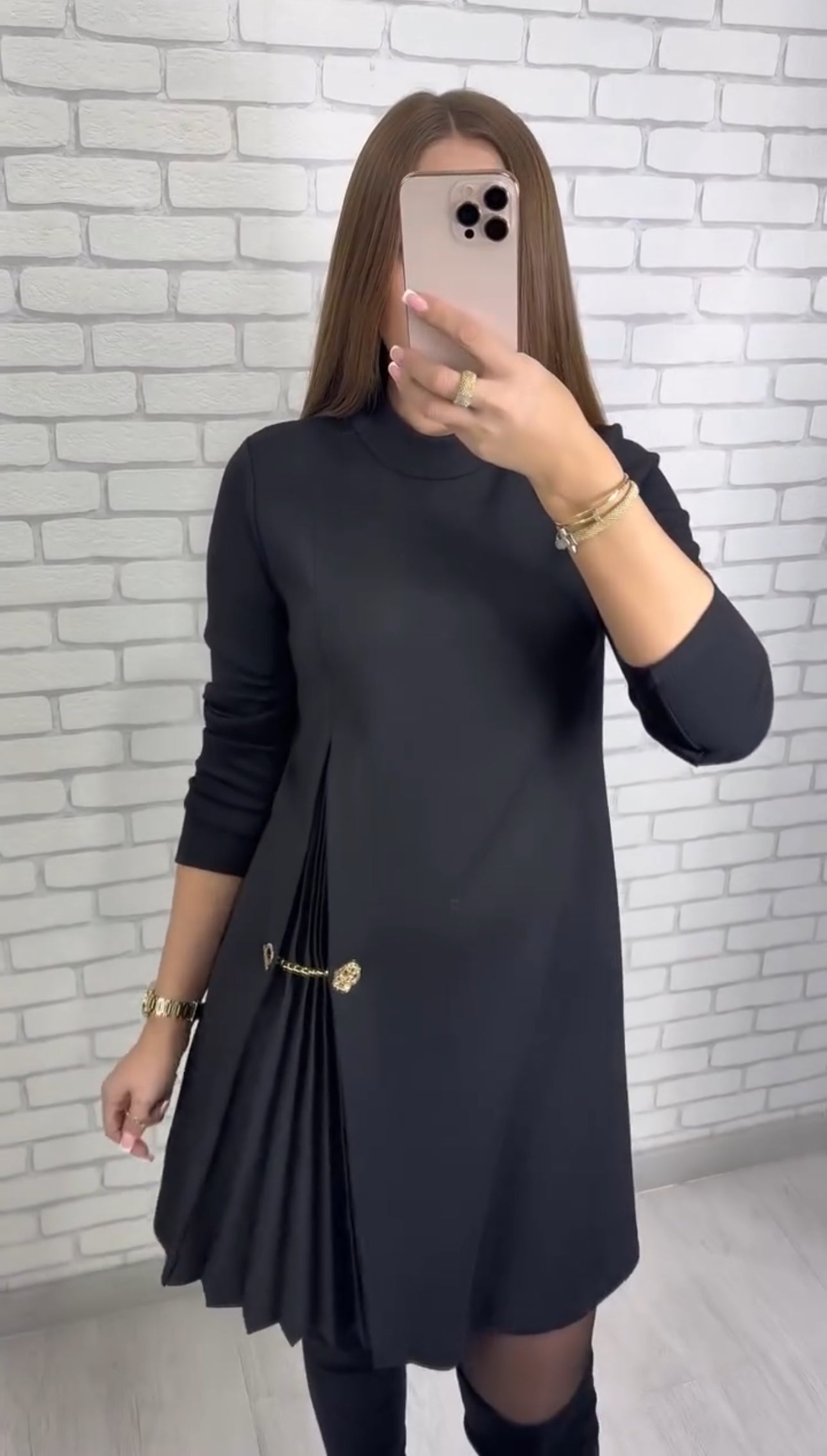 Vestido Plisado con Abertura