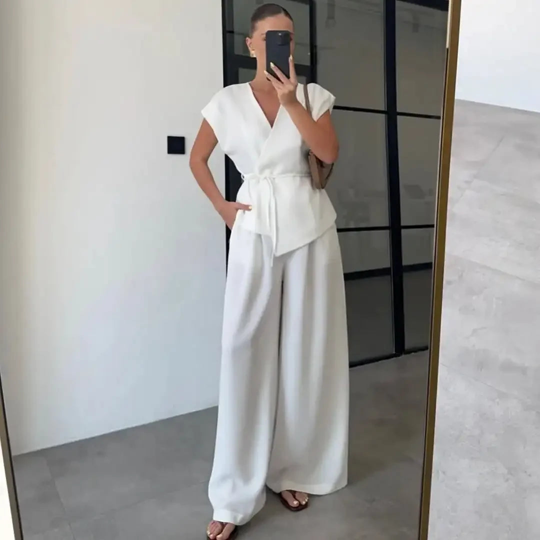 Blusa de escote en V y pantalón de pierna ancha