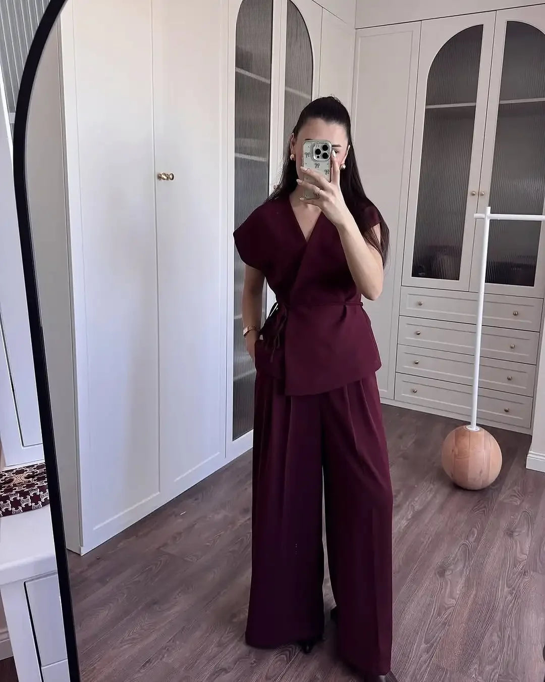 Blusa de escote en V y pantalón de pierna ancha