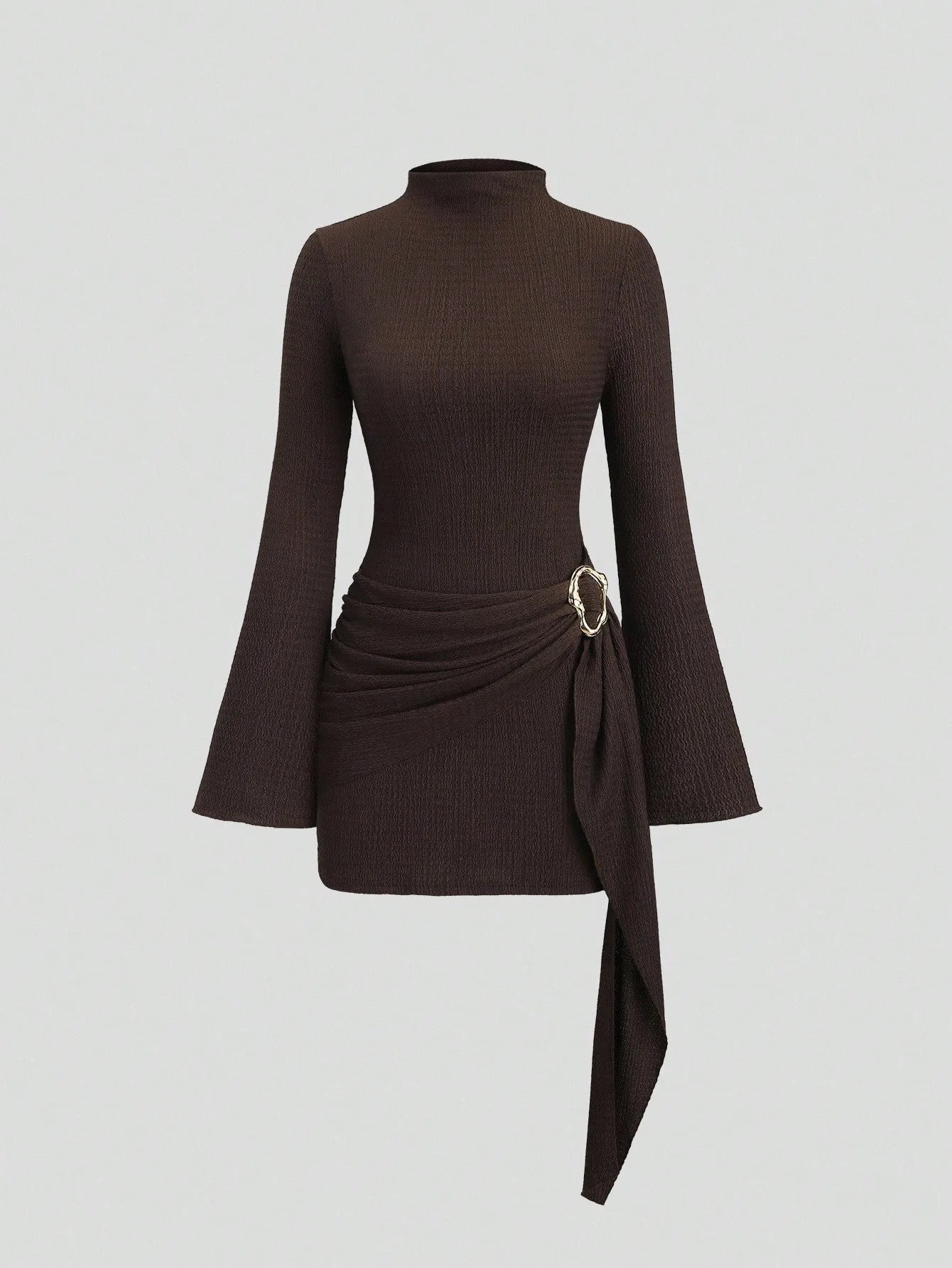 Vestido mini elegante con cuello alto y mangas acampanadas