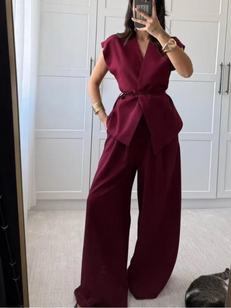 Blusa de escote en V y pantalón de pierna ancha
