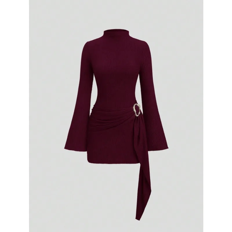 Vestido mini elegante con cuello alto y mangas acampanadas