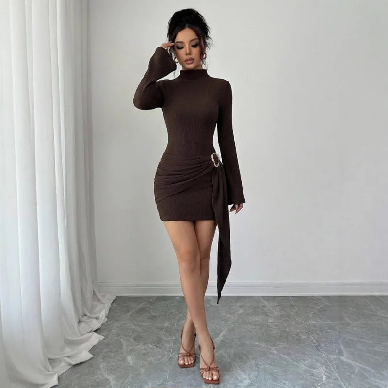 Vestido mini elegante con cuello alto y mangas acampanadas