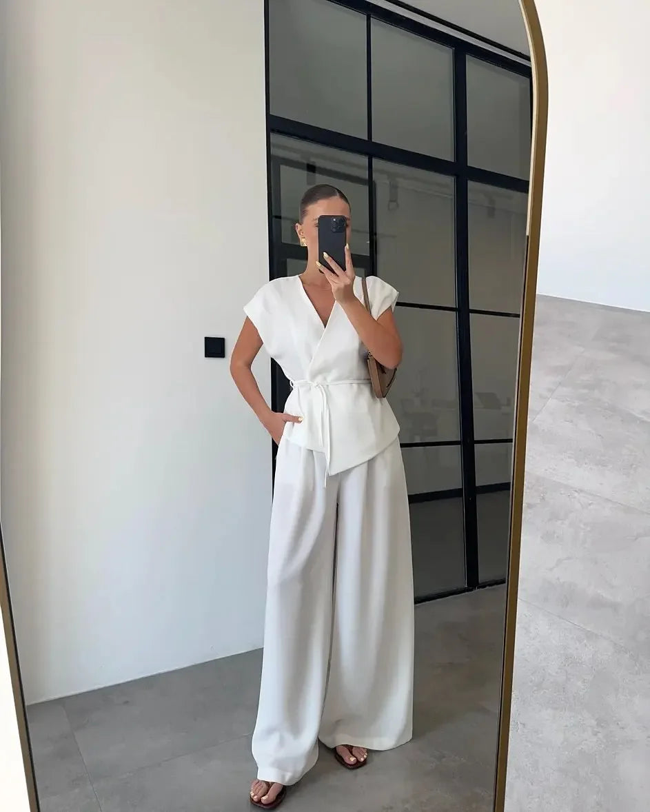 Blusa de escote en V y pantalón de pierna ancha