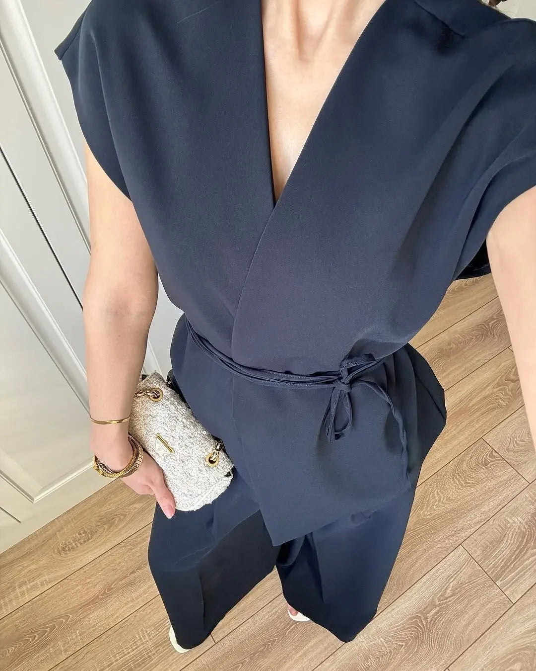 Blusa de escote en V y pantalón de pierna ancha