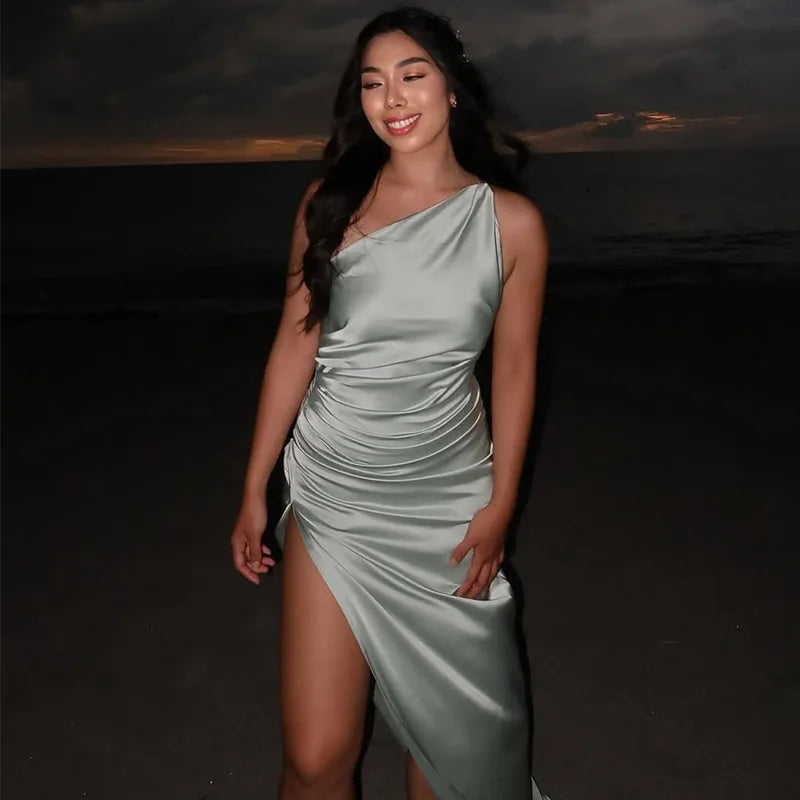 Vestido de noche con cuello inclinado