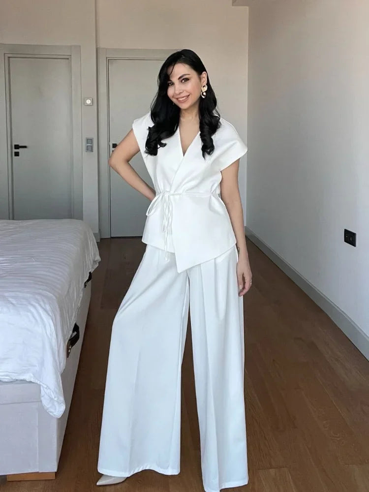 Blusa de escote en V y pantalón de pierna ancha