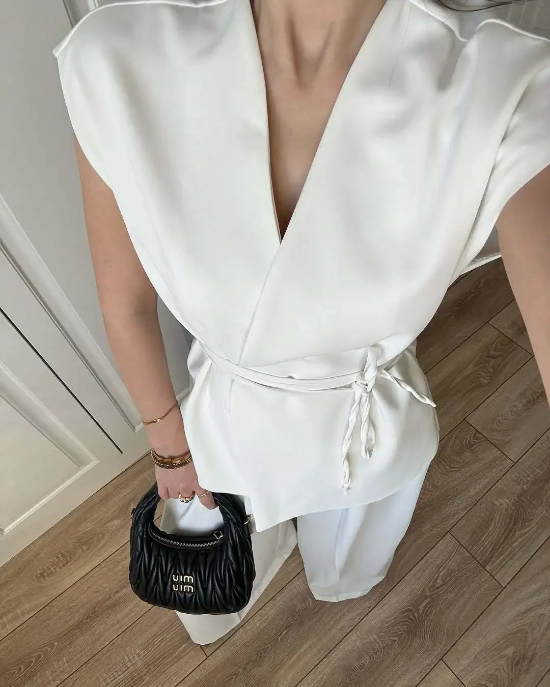 Blusa de escote en V y pantalón de pierna ancha