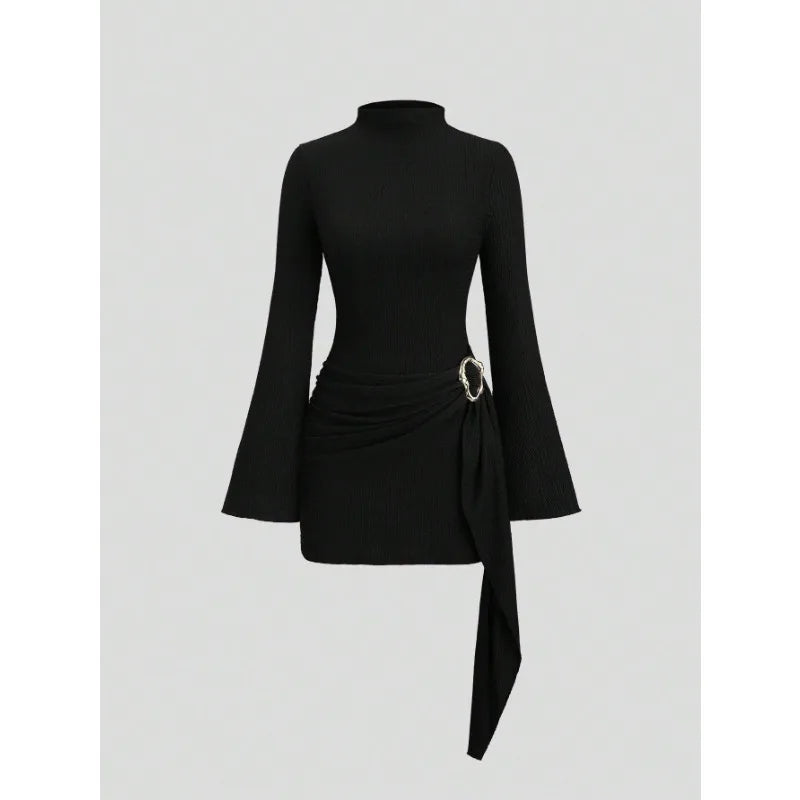 Vestido mini elegante con cuello alto y mangas acampanadas