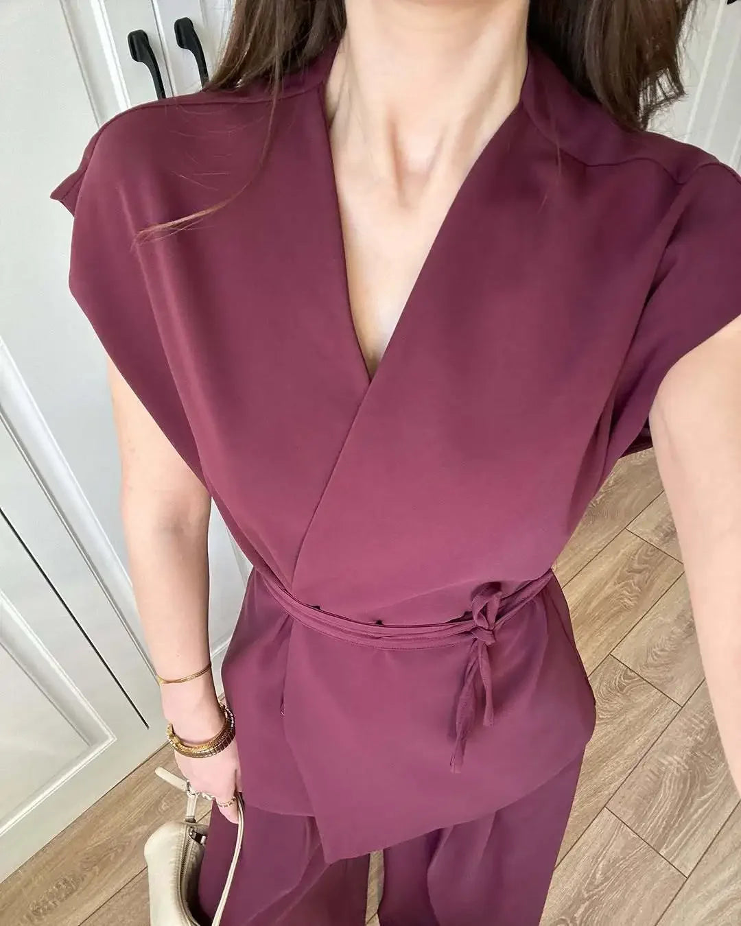Blusa de escote en V y pantalón de pierna ancha