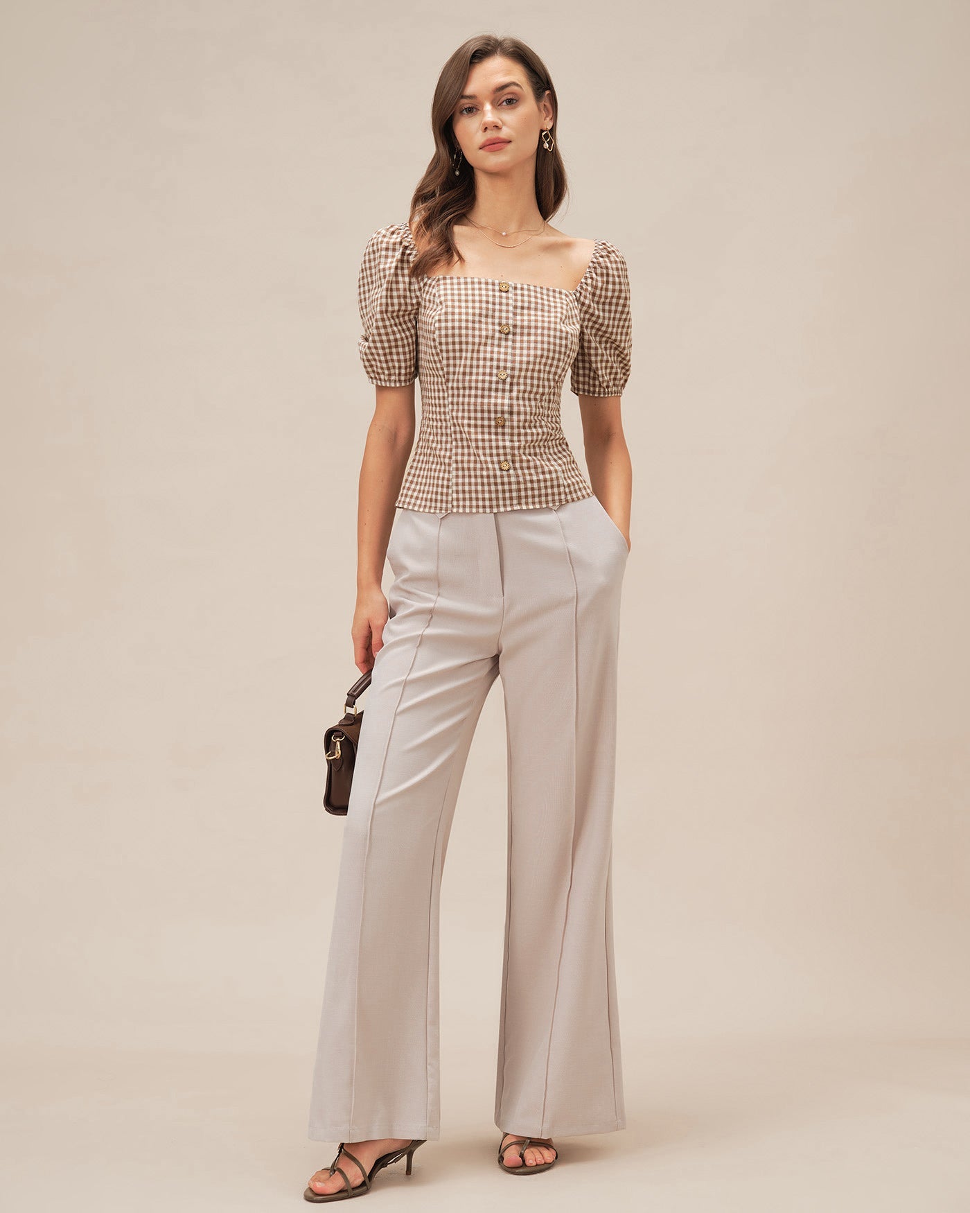 Blusa de cuadros marrón con escote cuadrado y mangas abullonadas