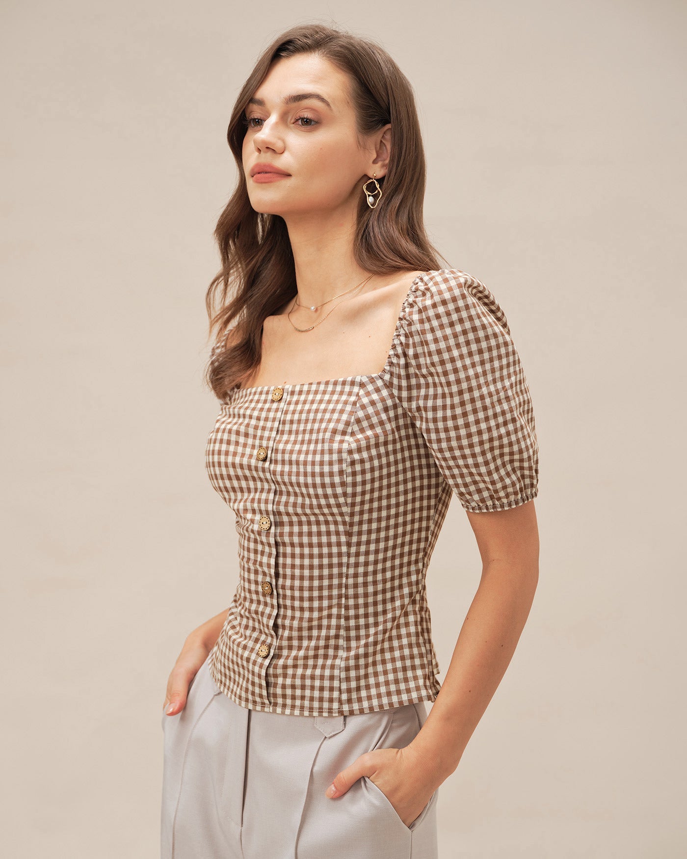 Blusa de cuadros marrón con escote cuadrado y mangas abullonadas