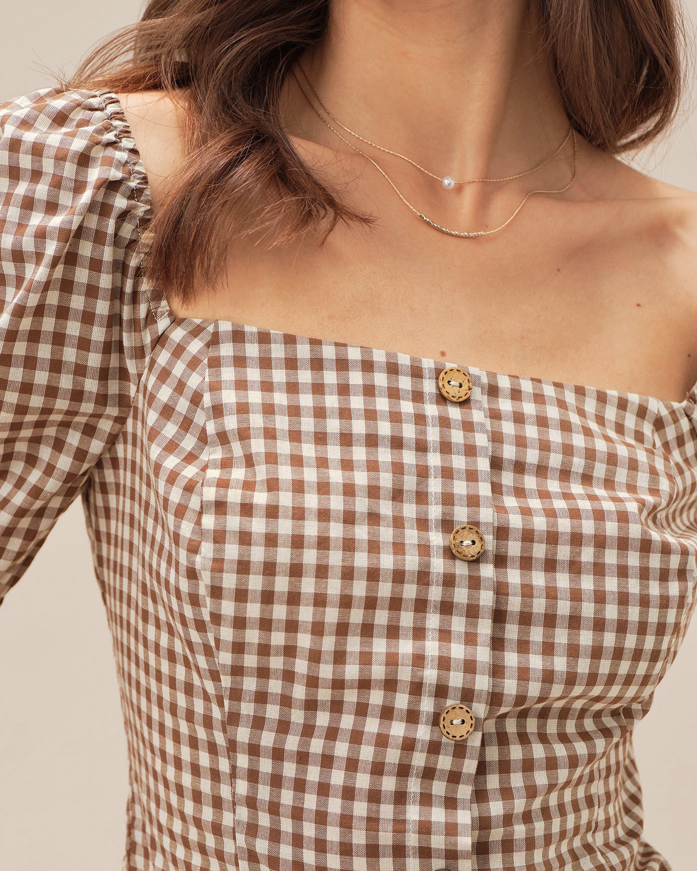 Blusa de cuadros marrón con escote cuadrado y mangas abullonadas