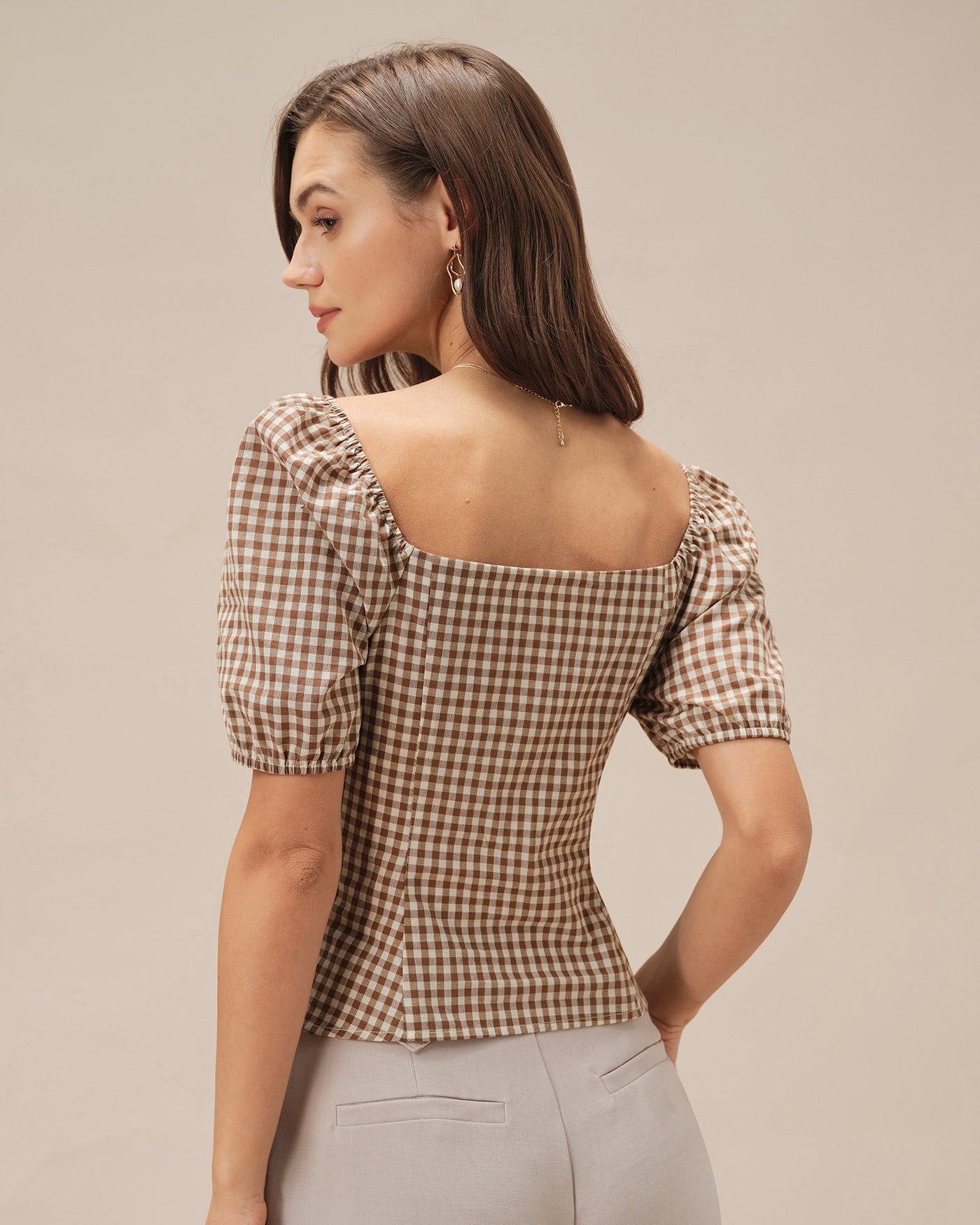 Blusa de cuadros marrón con escote cuadrado y mangas abullonadas